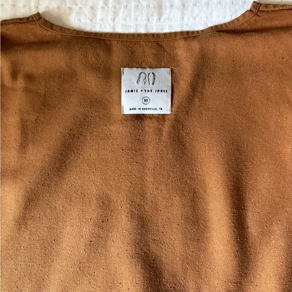 Jamie + the Jones Umber T Top - Picture 2 of 8